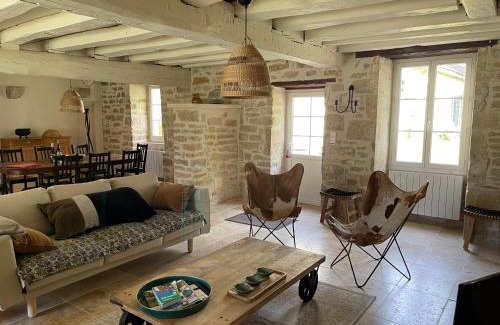 Quincerot Villa | La Closerie de Gigny Maison Templiere avec Piscine,jacuzzi
