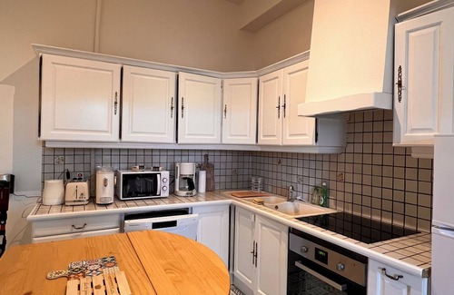 Rochefort Apartment | La Colbertine - Appart Cosy Ultra Équipé @ Place Mythique de Sœurs Jumelles