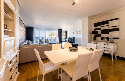 San Sebastian Centro Apartment | LA CONCHA BEACHVIEW: 8 PAX Superior apartment. First line of the beach. sea ​views