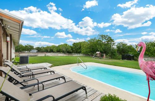 Medina County House | La Coste- A Birdy Vacation Rental