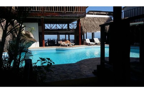 Corozal House | La Delphina Bed and Breakfast Bar and Grill Queen