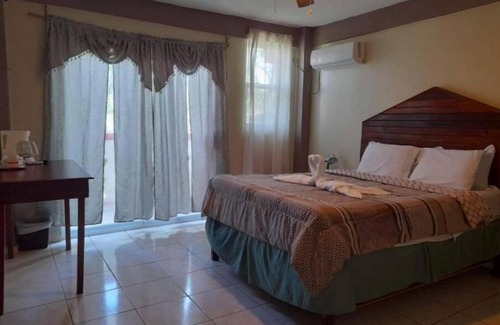 Corozal House | La Delphina Bed and Breakfast Bar and Grill Queen