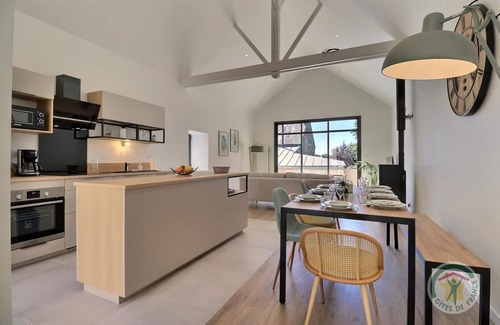 Combourg House | La Demeure du Lac Tranquille