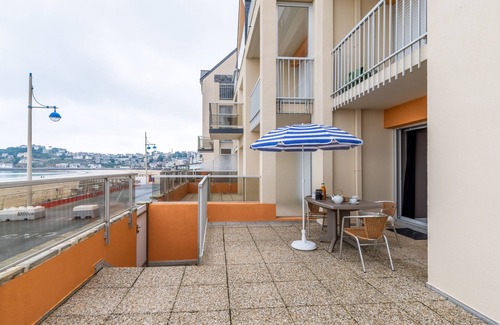 Pleneuf-Val-Andre Apartment | La Digue - Appartement et terrasse vue mer - accès direct à la plage