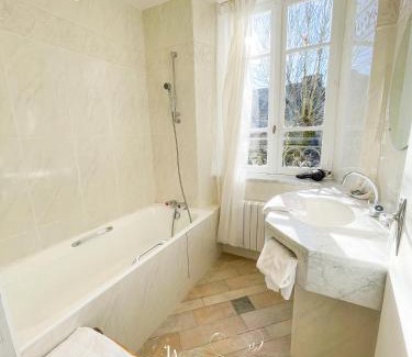 Saint-Chely-d'Aubrac Hotel | La Domerie - Maison d'hôtes