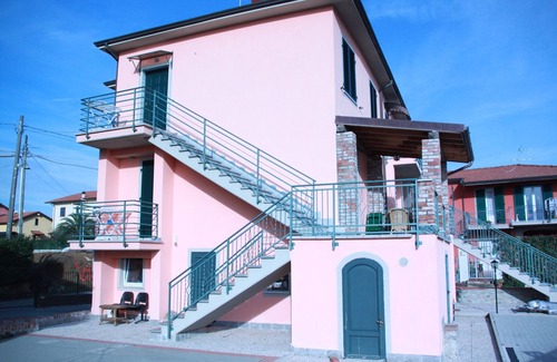 Santo Stefano di Magra Apartment | La Fonda Holiday House:Apartment With Pool, Garden And Parking Near Cinque Terre