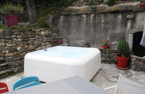 Saint-Aventin House | la grange avec spa