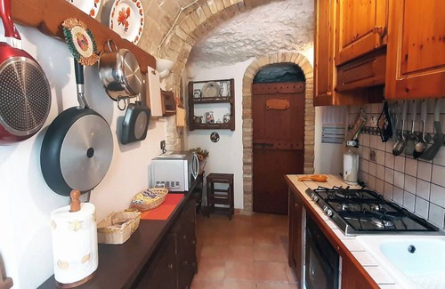 Pretoro House | La Grotta di Nima, Casa Vacanze dal Fascino Rustico tra Roccia, Legno e Mattoni