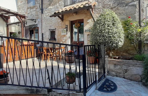 Pretoro House | La Grotta di Nima, Casa Vacanze dal Fascino Rustico tra Roccia, Legno e Mattoni