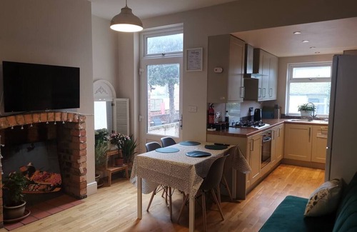 Derby House | La La Land Derby 4 bedrooms townhouse near Pride Park
