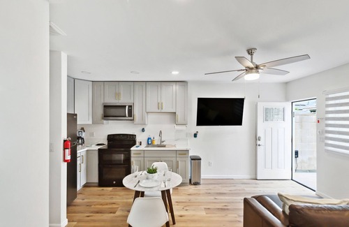 Reseda Apartment | La living bungalow with patio.