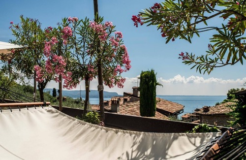 Gardone Riviera Apartment | La Loggia independent apartment with lake view and terrace