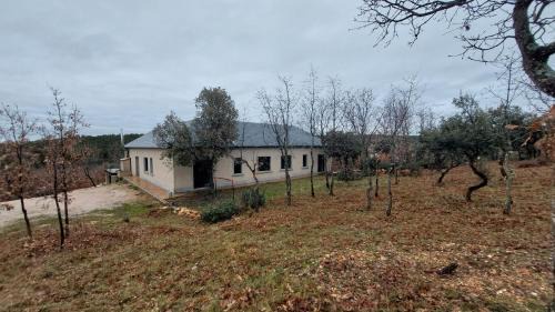 Castillejo de Mesleon Villa | La Lumbre: encanto con piscina todo el año