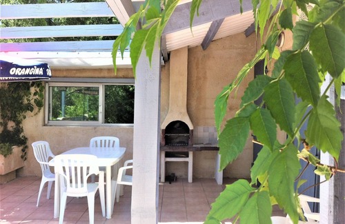 Cadenet Apartment | La Maison Bleue