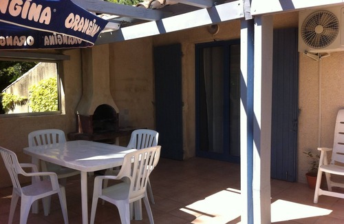 Cadenet Apartment | La Maison Bleue