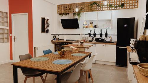 Centre Ville House | La maison d'Angélique - Colocation hôtelière à 150m Gare TGV- Grande cuisine équipée & salon - Fibre - Netflix