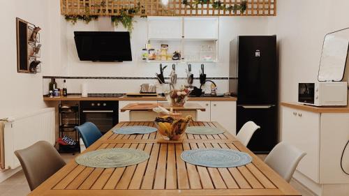 Centre Ville House | La maison d'Angélique - Colocation hôtelière à 150m Gare TGV- Grande cuisine équipée & salon - Fibre - Netflix