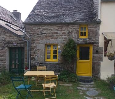 Berrien House | "La Maison de Poupée" Gîte cosy Monts d'Arrée proche Huelgoat Bretagne