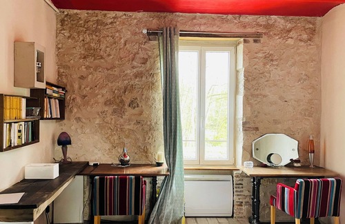 Bannay Cottage | La maison du canal, cosy artist's house, pets welcome