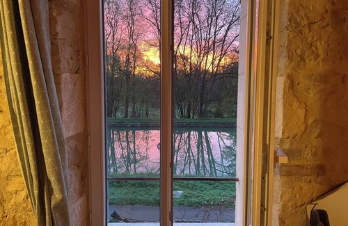 Bannay Cottage | La maison du canal, cosy artist's house, pets welcome
