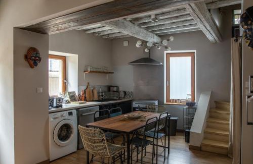 Saint-Laurent-des-Arbres House | La Maison Au Soleil