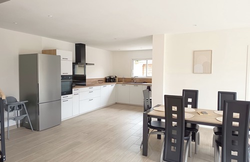 Saint-Laurent-sur-Mer House | La maison des Laquais offers 3 bedrooms for 6 people.