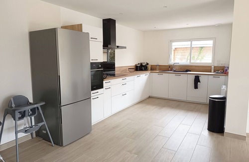Saint-Laurent-sur-Mer House | La maison des Laquais offers 3 bedrooms for 6 people.