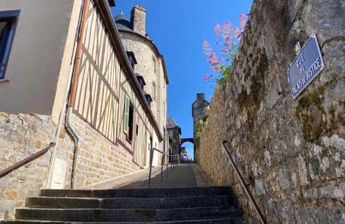 Domfront en Poiraie Bed & Breakfast | La maison sur les remparts