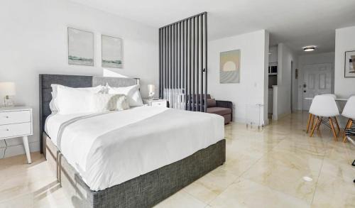 North Bay Village Apartment | La Marinita - Marina Views Pool Parking Location