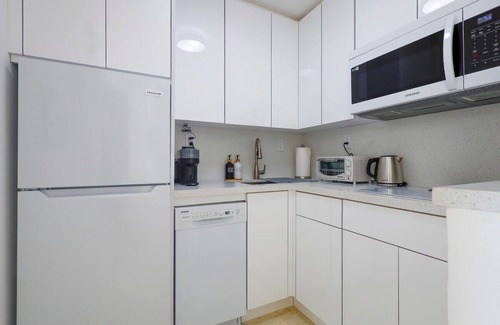North Bay Village Apartment | La Marinita, Quaint, Water Views minutes to Beach