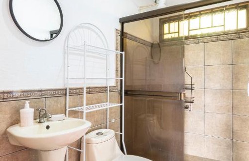 Angeles Sur Apartment | La Martinita - Cozy 2 Bedroom Cottage in San Ramon