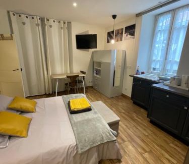 Moutiers Apartment | la Montagnette les marmottes STUDIO maison en travaux de 10h a 17h