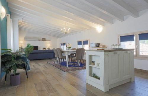 Desenzano del Garda Apartment | La Nike - Attico a Desenzano Centro, 10 Minuti dal Lungo Lago