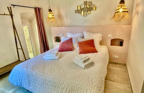 Saint-Antonin-du-Var Bed & Breakfast | La Parenthèse du Var - Chambre d'hôtes petits déjeuners inclus et terrasse ombragée