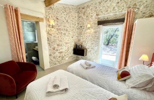 Saint-Antonin-du-Var Bed & Breakfast | La Parenthèse du Var - Chambre d'hôtes petits déjeuners inclus et terrasse ombragée