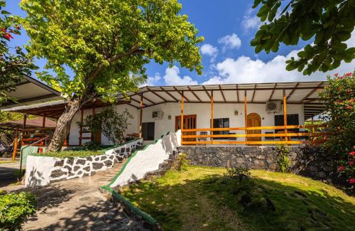 Bahia de la Academia Hotel | La Peregrina Galapagos B&B