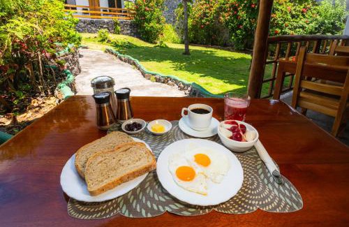 Bahia de la Academia Hotel | La Peregrina Galapagos B&B