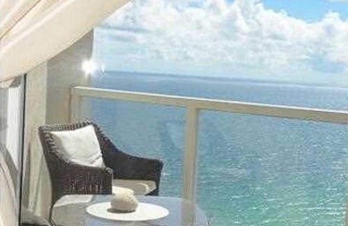 Sunny Isles Beach Apartment | La Perla 5 star Condo STR-00547