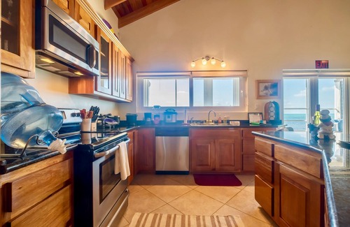 San Pedro House | La Perla Azul 3BR: Private pool, beachfront, views, kayaks, more!