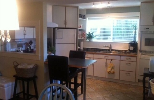 Central Okanagan House | La Petite - Lower Mission Comforts of Home