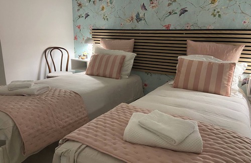 Solesmes Bed & Breakfast | La petite maison 2 mn from Abbaye Saint Pierre de Solesmes