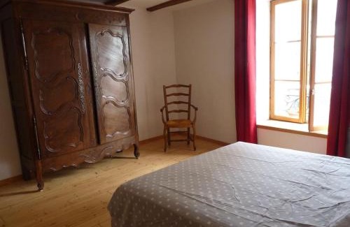 Ville-sur-Illon Apartment | la petite Maison Jaune
