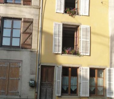 Ville-sur-Illon Apartment | la petite Maison Jaune