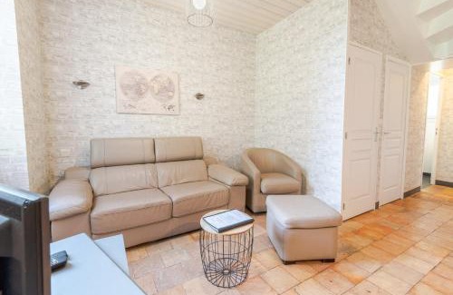 Nazelles-Negron House | La petite maison sur la colline