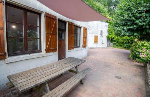 Nazelles-Negron House | La petite maison sur la colline