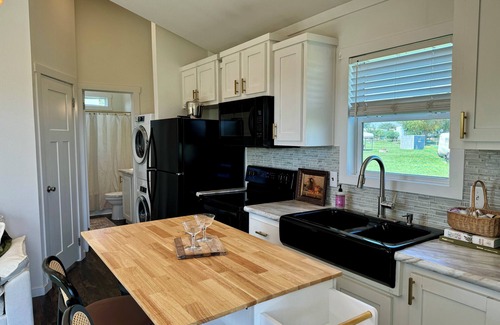 Victoria House | La Petite Maison - Tiny Home in Victoria, TX
