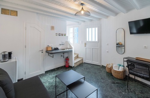Mykonos Apartment | La petite Maisonette by Skepi