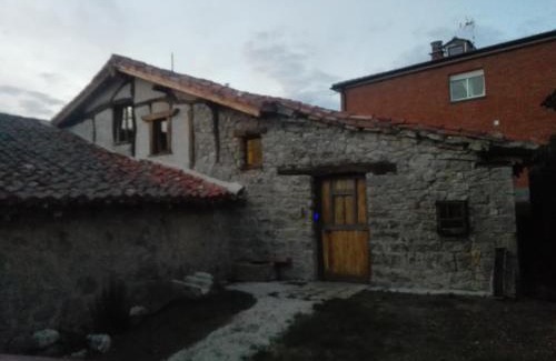 Atapuerca Hostel | La plazuela verde