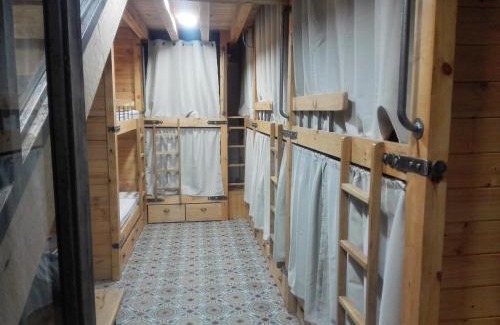 Atapuerca Hostel | La plazuela verde