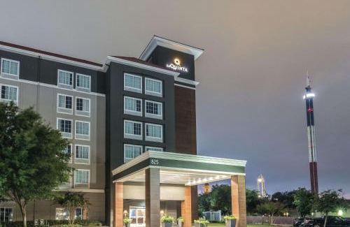 Arlington Hotel | La Quinta by Wyndham Arlington North 6 Flags Dr